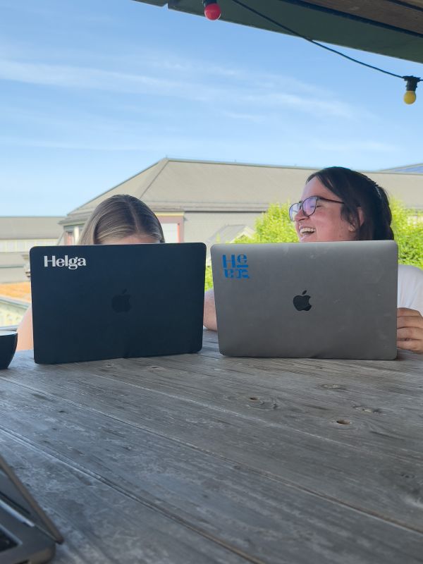 Jeanine und Sandra verstecken sich hinter ihren Laptops.
